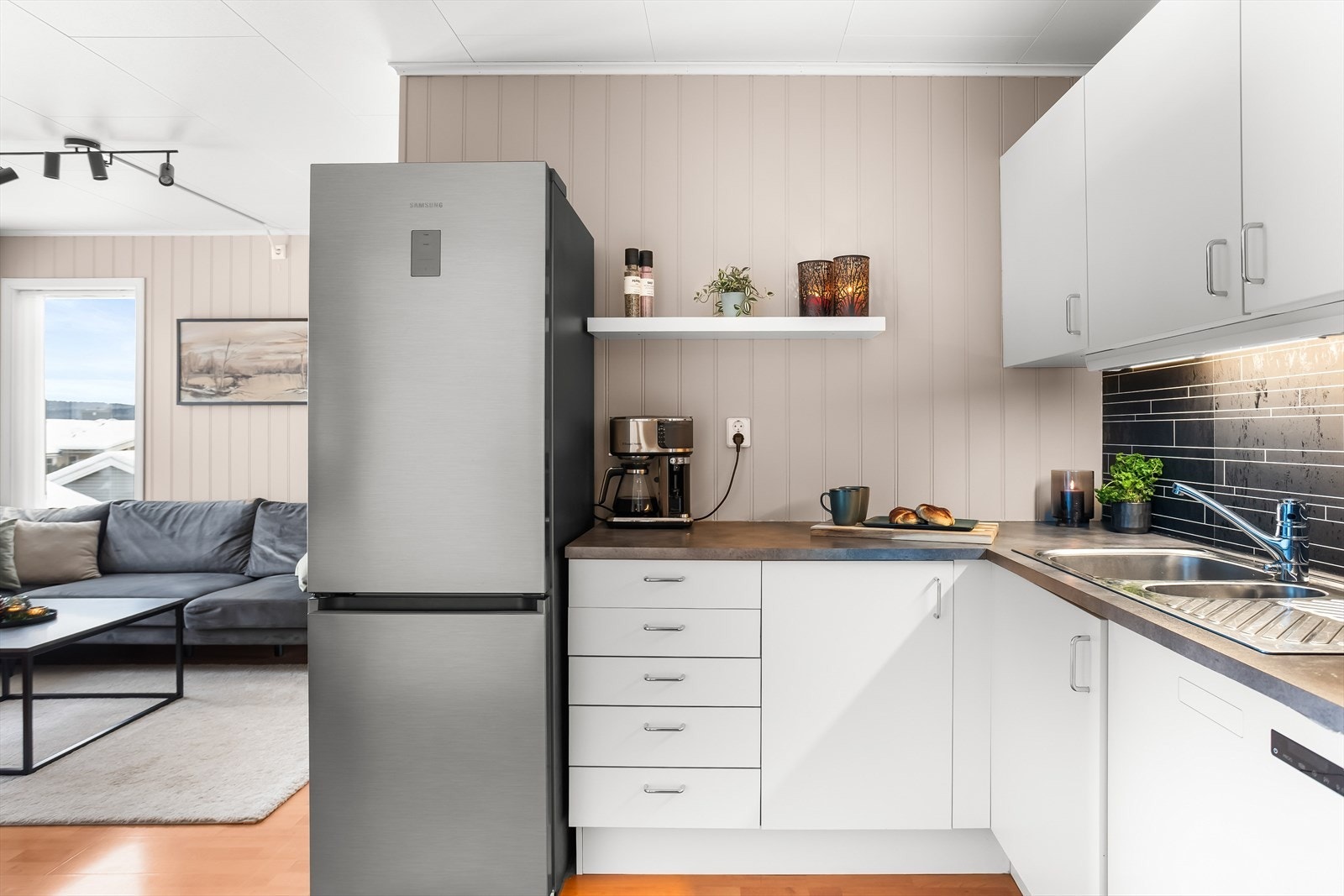 Det er godt med oppbevaringsplass i både benkeskap og overskap. Galleribilde