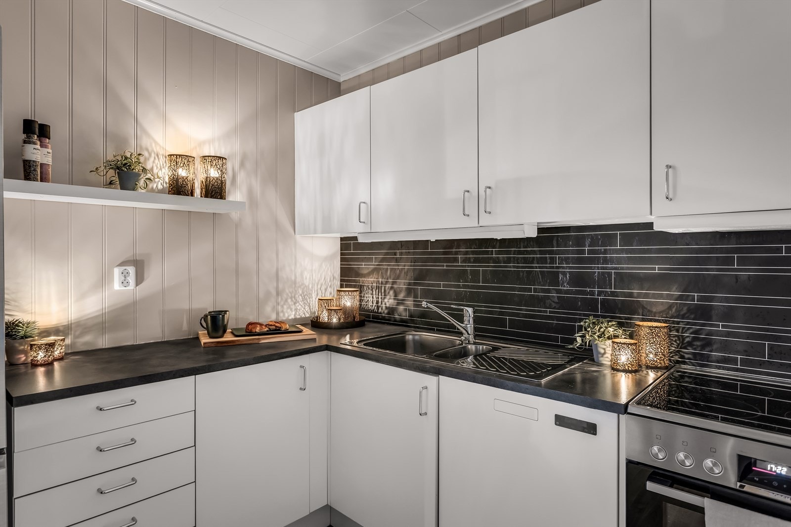 Kitchenboard mellom benk som skaper et moderne preg. Galleribilde