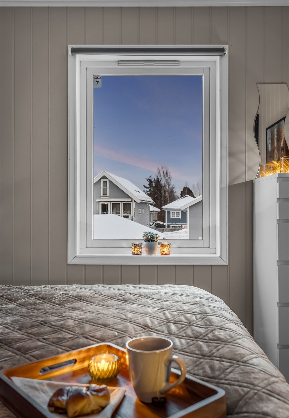 Vinduet gir godt med naturlig lys inn på soverommet. Galleribilde