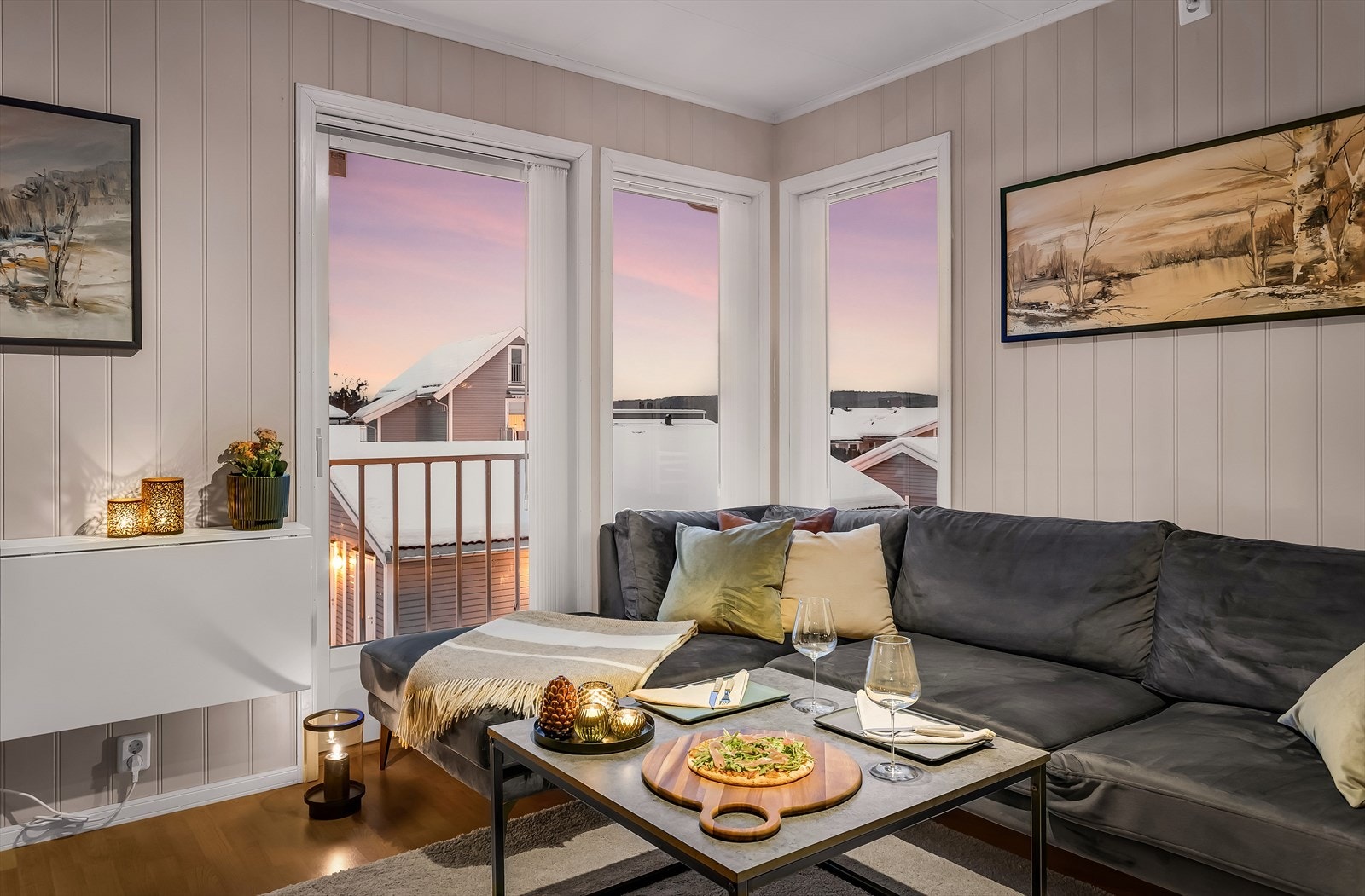 På kveldstid skaper belysningen og peisen en lun og innbydende stemning. Galleribilde