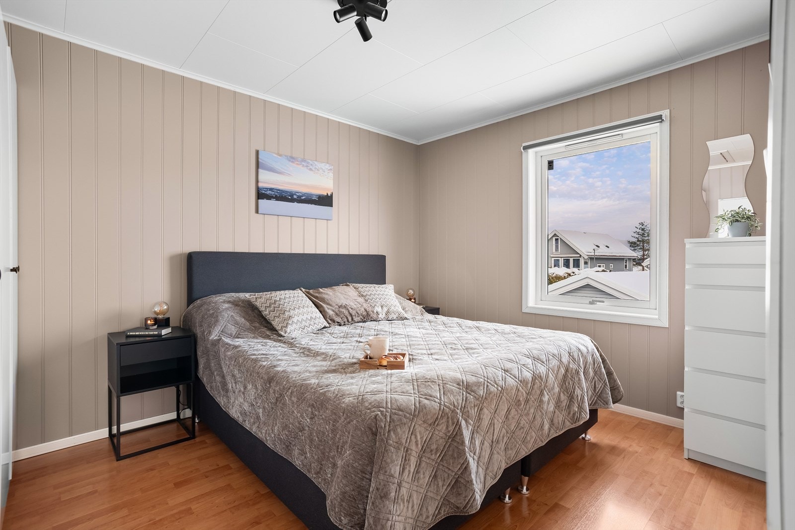 Soverommet er romslig og har i dag dobbeltseng som er 180 bred. Galleribilde