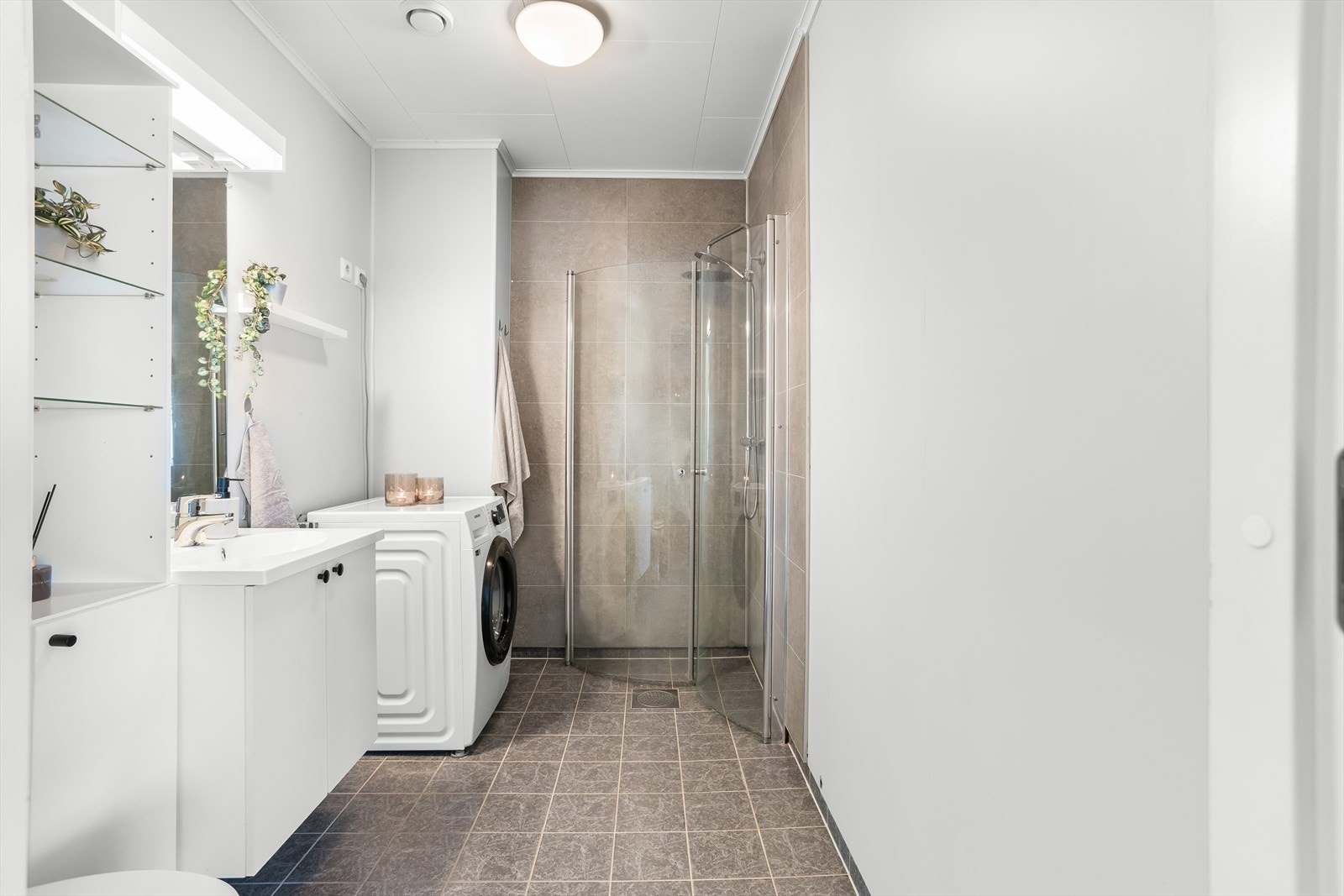 Rommet er utstyrt med servantskap, speil med lys og gulvstående toalett og dusj. Galleribilde