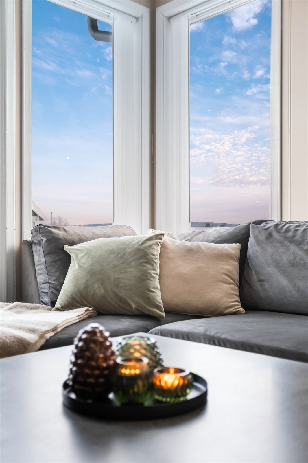 Hjørnevinduene gir en ekstra lys og luftig følelse i rommet. Galleribilde