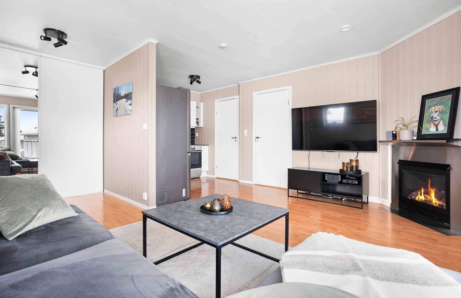 Leiligheten har en åpen stue-/kjøkkenløsning som skaper et åpent inntrykk. Galleribilde