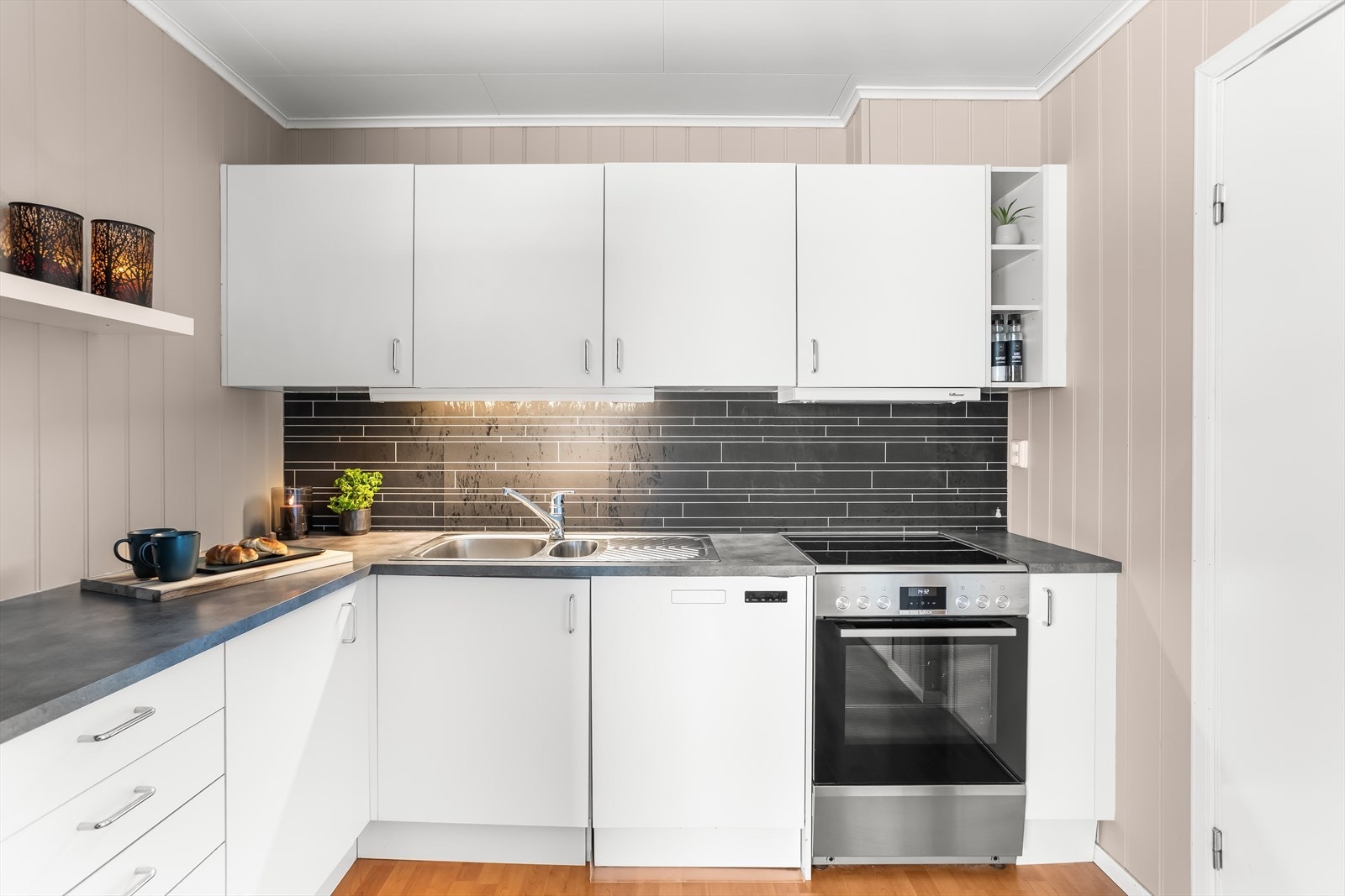 Kjøkkeninnredningen har slette fronter og en slitesterk, laminert benkeplate. Galleribilde