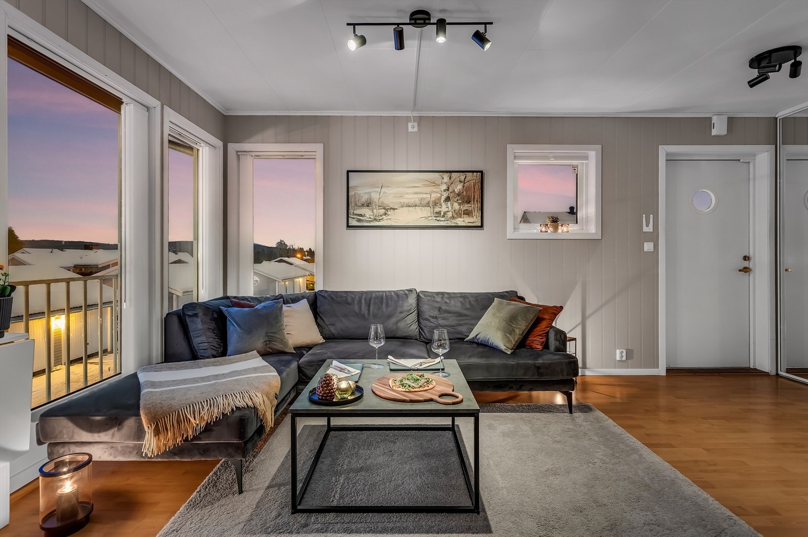 Leiligheten har en åpen løsning mellom stue og kjøkken, og anses som svært arealeffektiv. Galleribilde