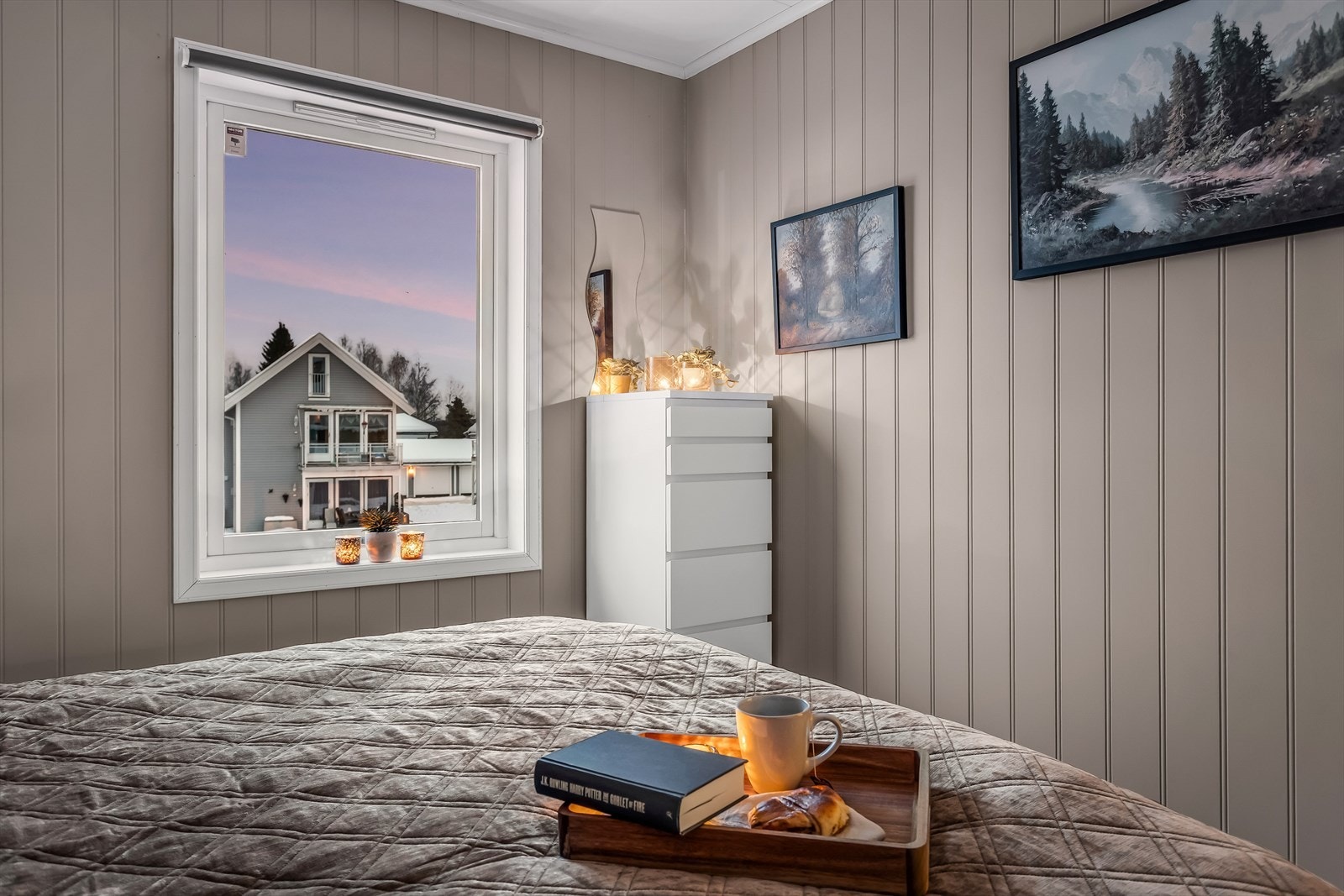 Soverommet er vendt mot et rolig nabolag med lite trafikkstøy. Galleribilde