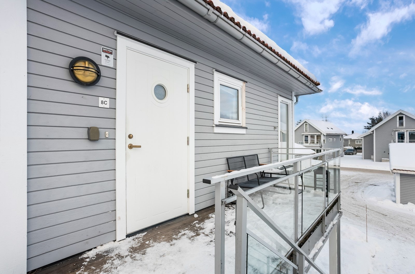 Leiligheten ligger i andre etasje, med adkomst via utvendig trapp. Galleribilde