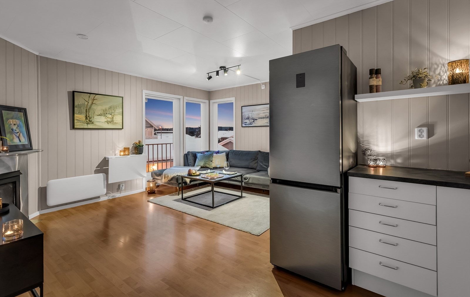 Den åpne løsningen gjør det enkelt å være sosial med gjester mens man lager mat. Galleribilde