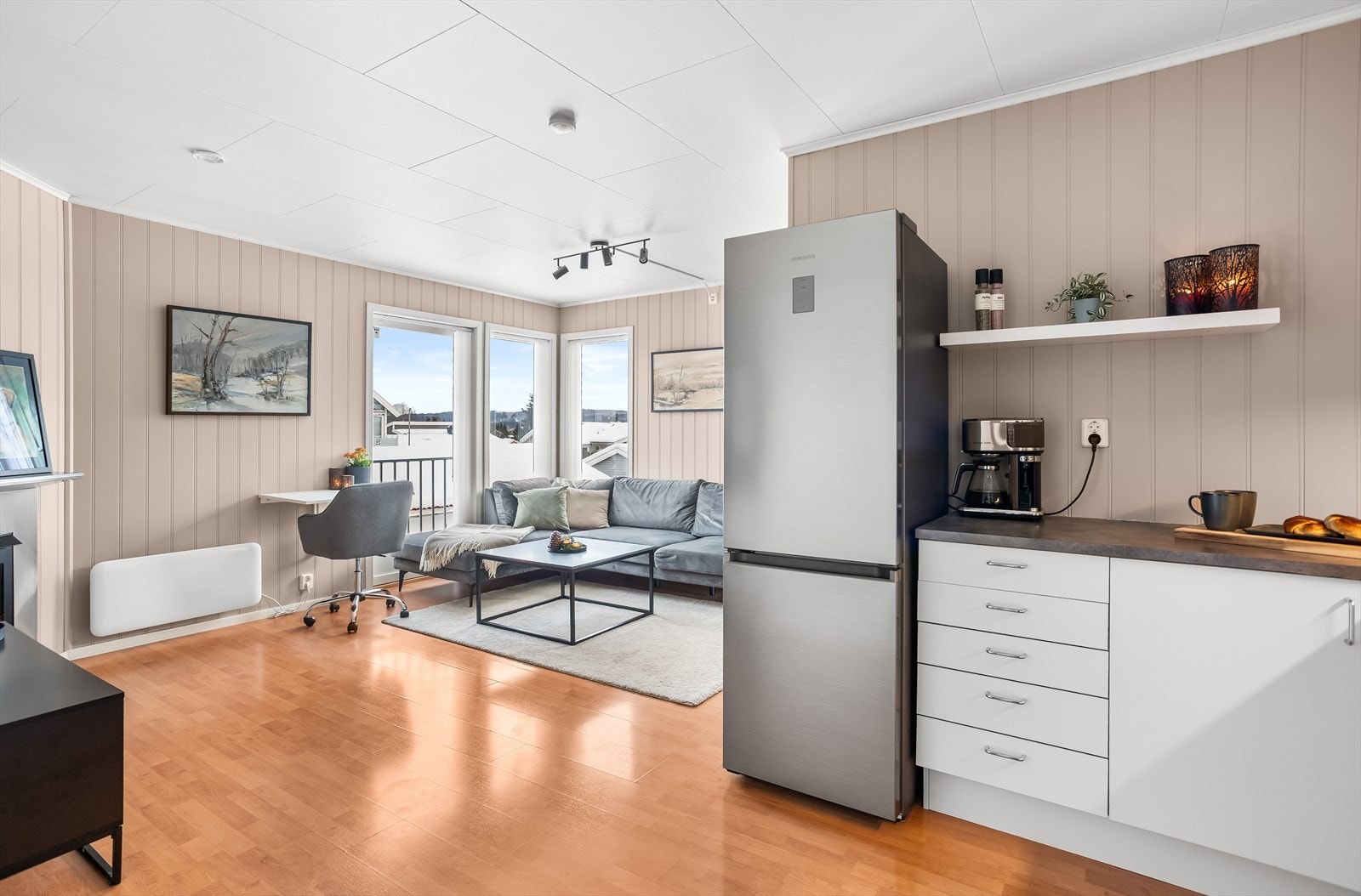 Fra stuen er det tilgang til et stort kjøkkenområde. Galleribilde