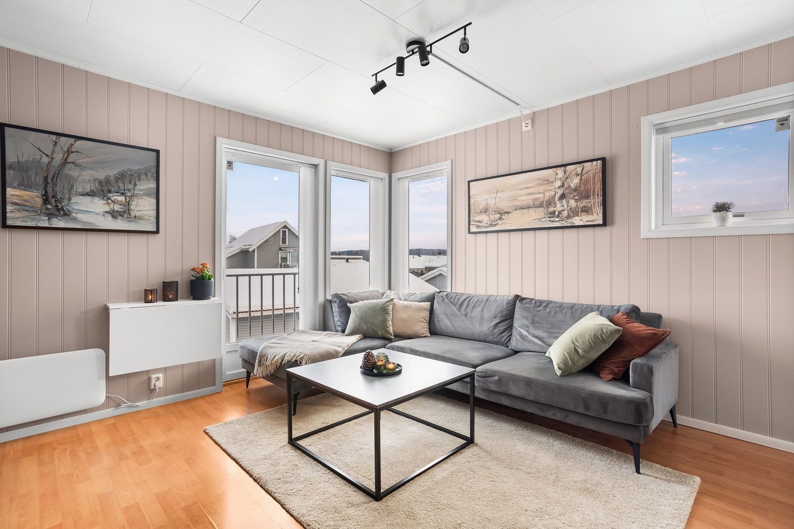 Gjennomgående laminatgulv skaper et pent helhetlig inntrykk. Galleribilde