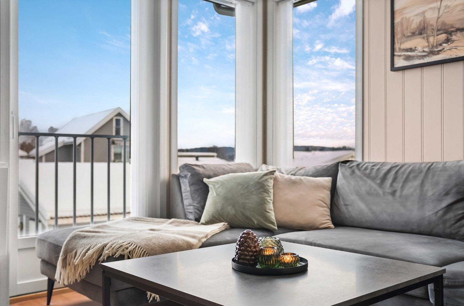 Store vindusflater som slipper rikelig med lys inn. Galleribilde