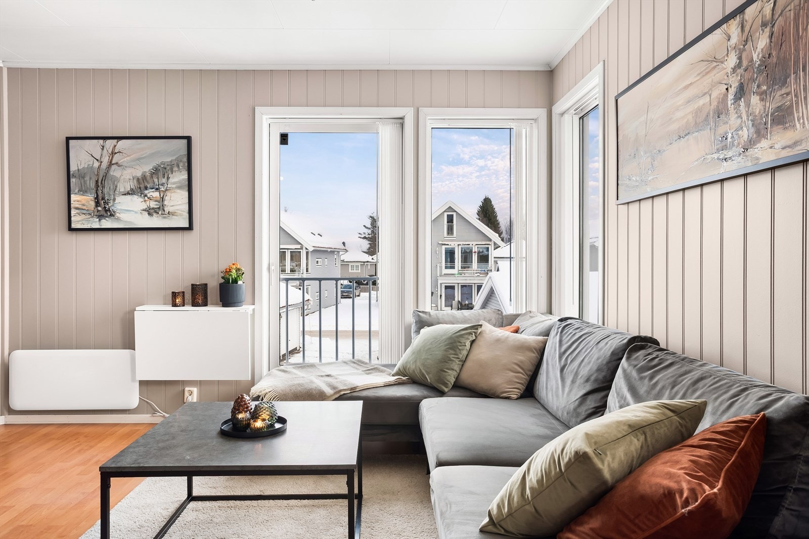 Fra stuen er det direkte utgang til den sørvendte verandaen. Galleribilde