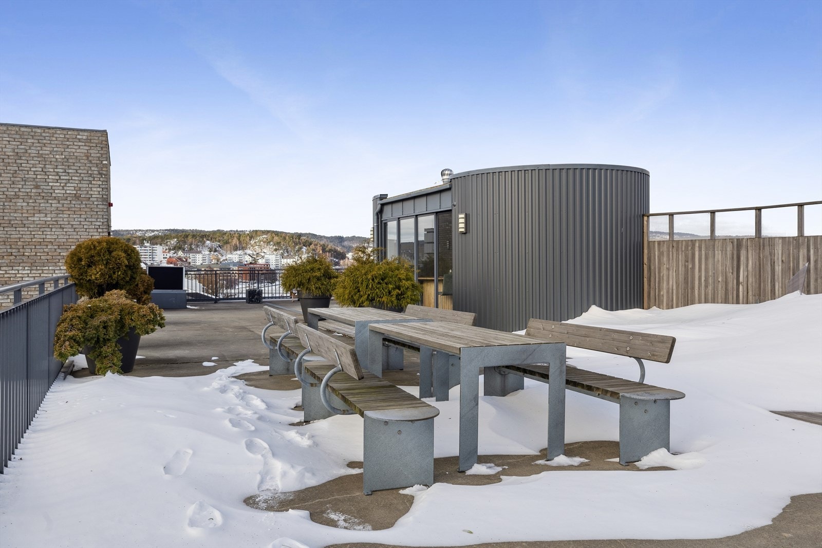 Felles takterrasse med nydelig utsikt og svært gode solforhold. I tilknytning til terrassen finnes en felles bod hvor hver sameier kan oppbevare to stoler med puter fra 1. april til 1. oktober, og terrassemøbler fra 2. oktober til 31. mars. Galleribilde