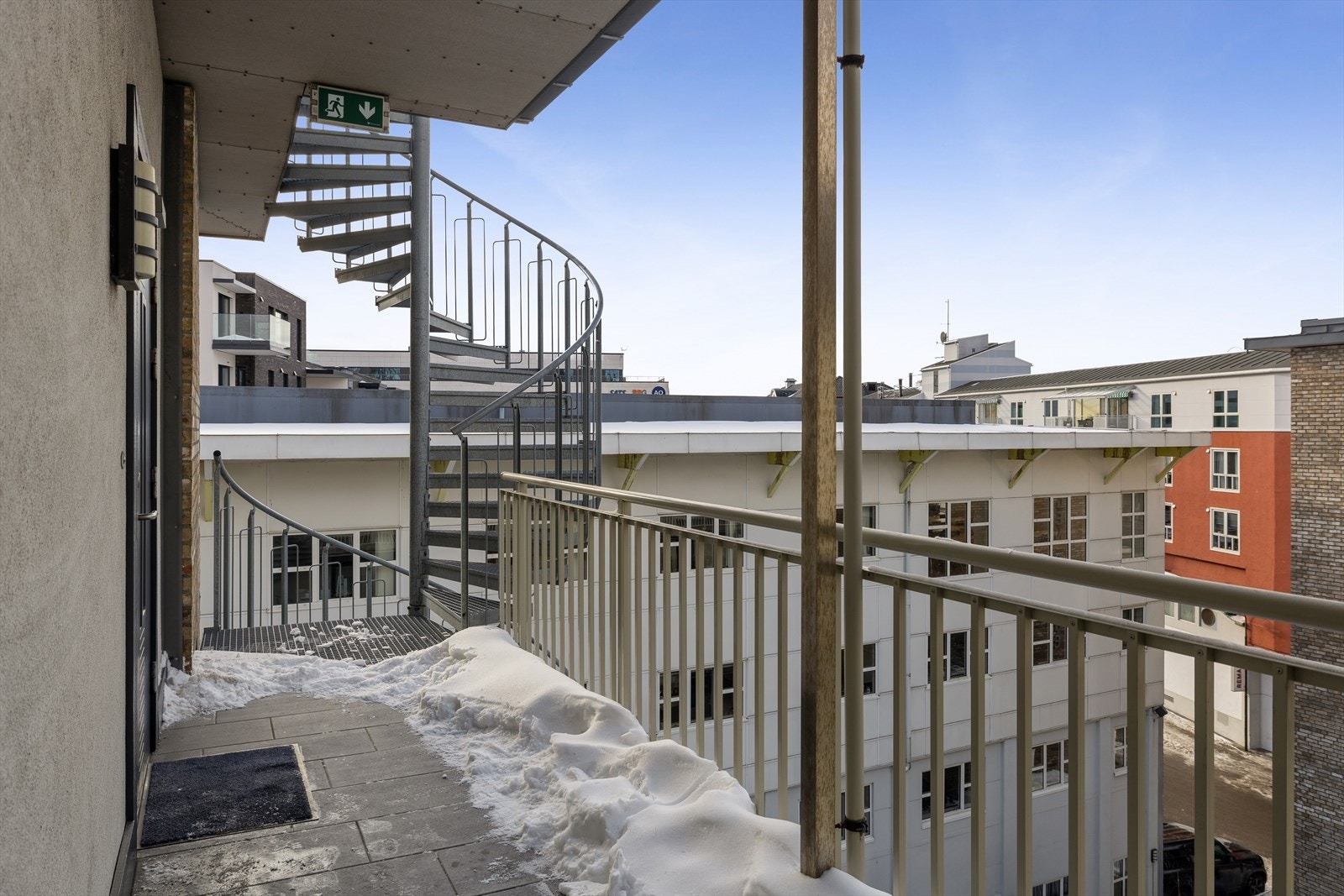 Leiligheten ligger høyt og skjermet til i 5. etasje, med både heis og trapp for enkel adkomst. I tillegg er det lett tilgang til byggets takterrasse like ved inngangspartiet - et flott uteområde med fantastisk utsikt og gode solforhold. Galleribilde