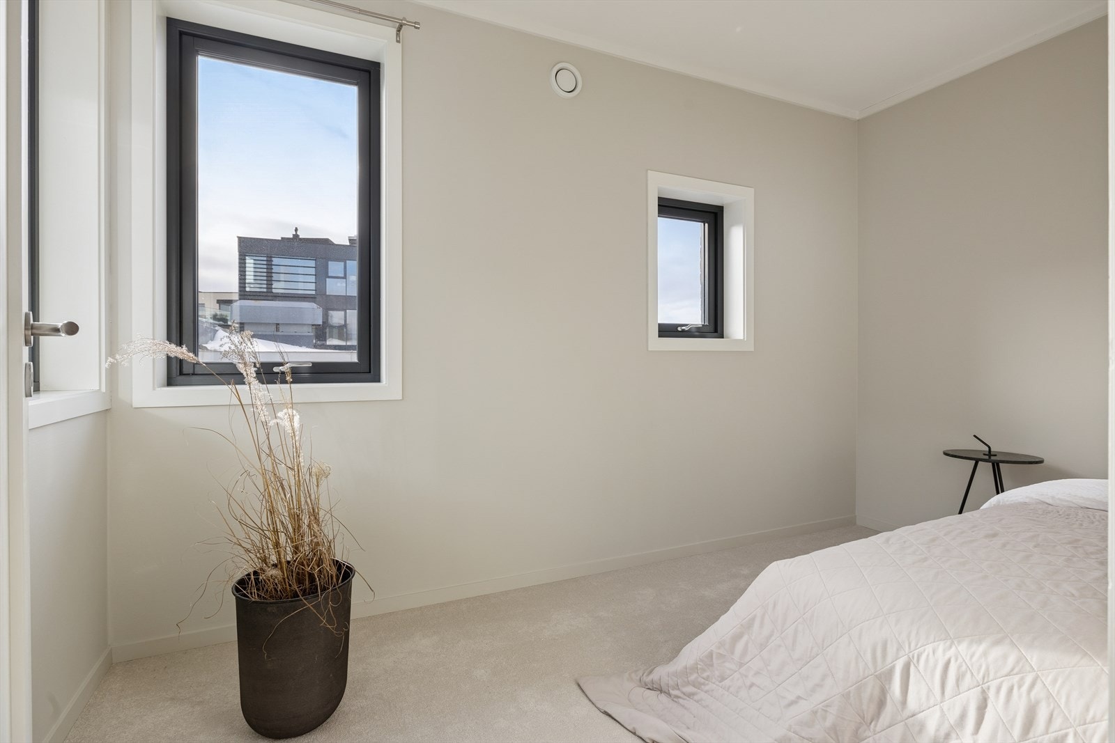 De store vinduene rammer inn utsikten og skaper en luftig og behagelig atmosfære i rommet. Galleribilde