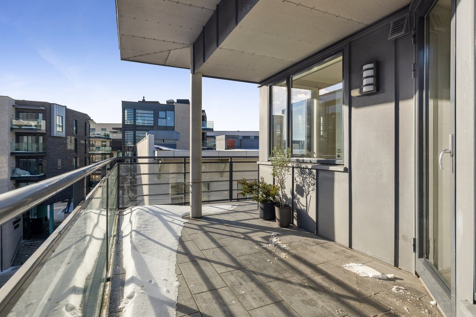 Balkongen byr på meget gode solforhold, vakker sjøutsikt og rikelig plass for både spisegruppe, lounge møbler og planter. Galleribilde