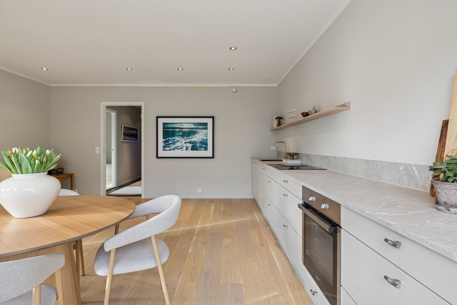 Kjøkkenet fremstår som pent, moderne og funksjonelt, og ligger i åpen løsning mot stuen - noe som gir en sosial og luftig romfølelse. Galleribilde