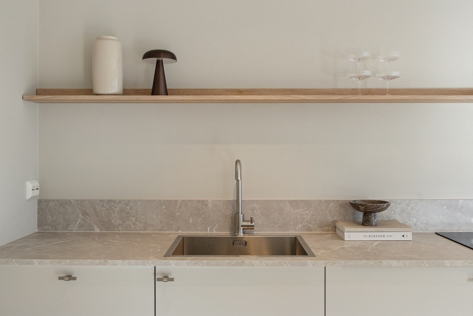 Kjøkkenet fremstår som lyst, innbydende og godt vedlikeholdt - et rom hvor både hverdagsmatlaging og sosiale sammenkomster fungerer sømløst. Galleribilde