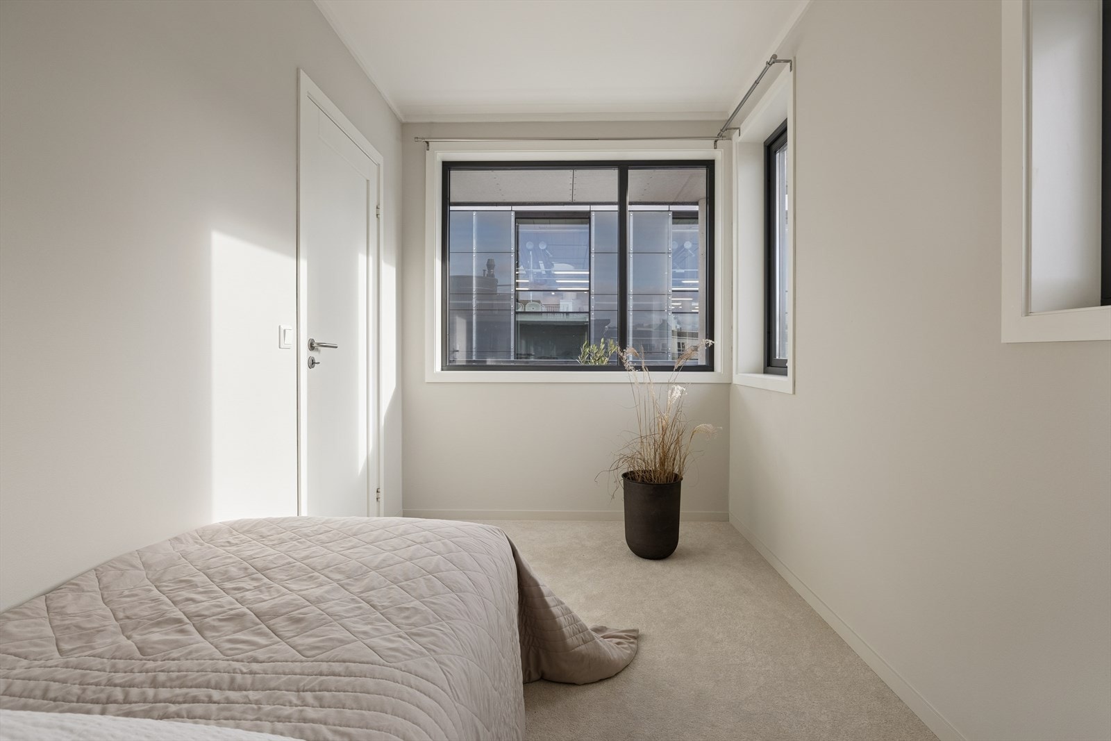 Fra stuen er det tilgang til leilighetens andre soverom, som har gode lys- og utsiktsforhold. Galleribilde