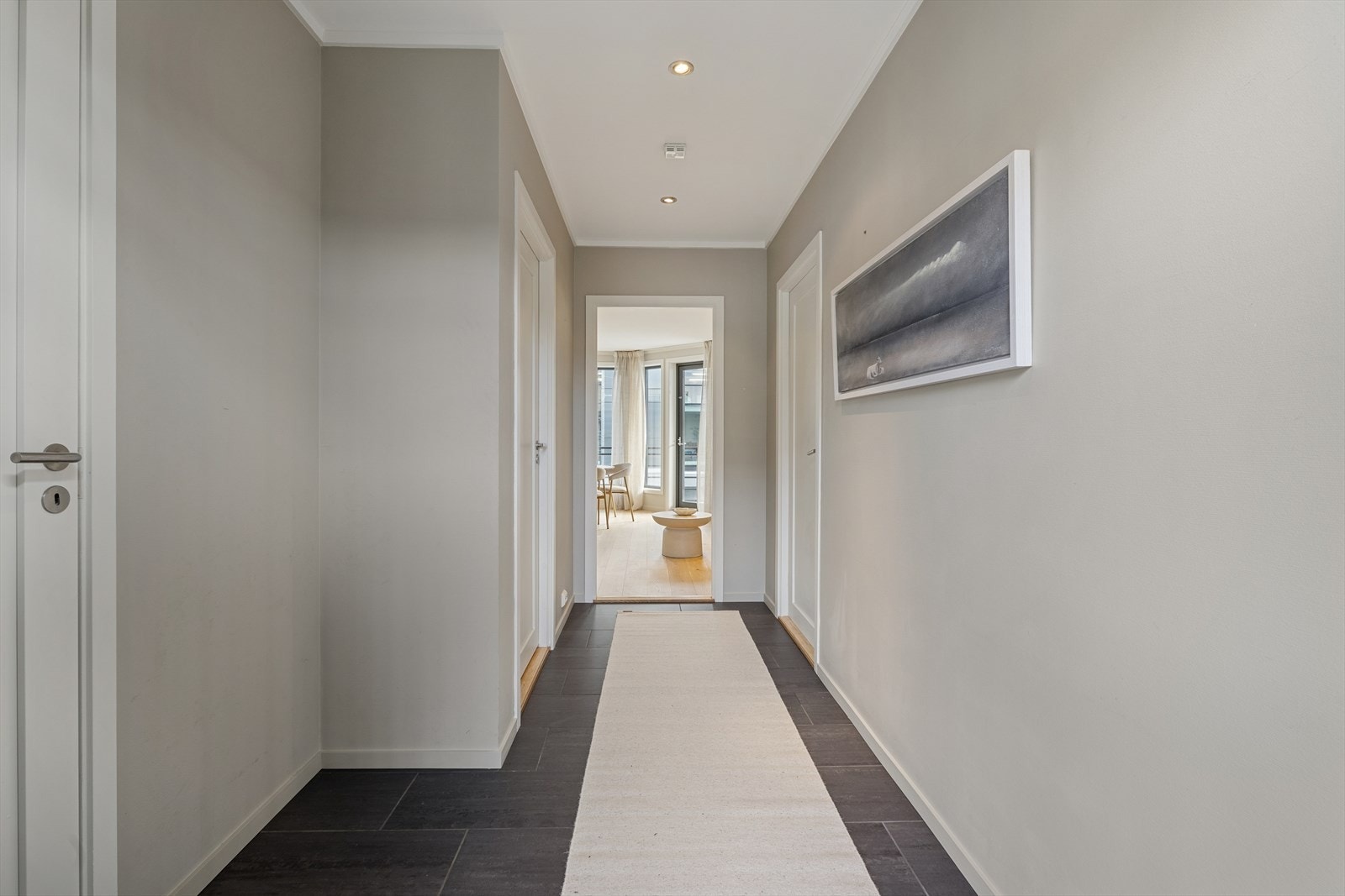 Fra entréen er det direkte tilgang til et praktisk vaskerom med tilhørende bodareal - en svært funksjonell løsning som gir gode oppbevaringsmuligheter og et ryddig hjem. Herfra er det også inngang til et romslig og stilfullt baderom. Galleribilde