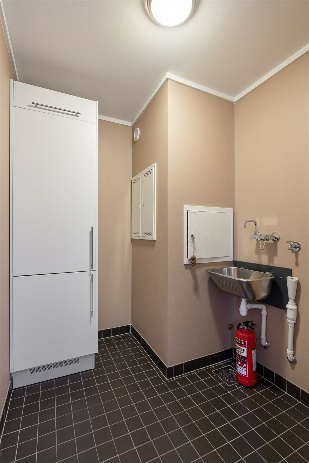 Leiligheten har et kombinert bod- og vaskerom fra byggeåret 2009, praktisk plassert og utformet for å gi både lagringsplass og funksjonalitet i hverdagen. Galleribilde