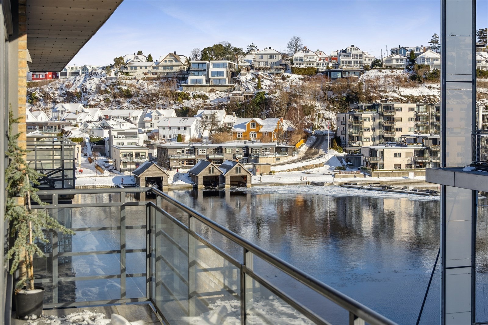 En lekker 3-roms leilighet med 17 kvm sydvestvendt balkong, nydelig utsikt og svært gode solforhold. Leiligheten har fast parkering, tilgang til felles takterrasse, og ligger på Tangen Brygge - en moderne og maritim bydel blant byens mest attraktive. Galleribilde