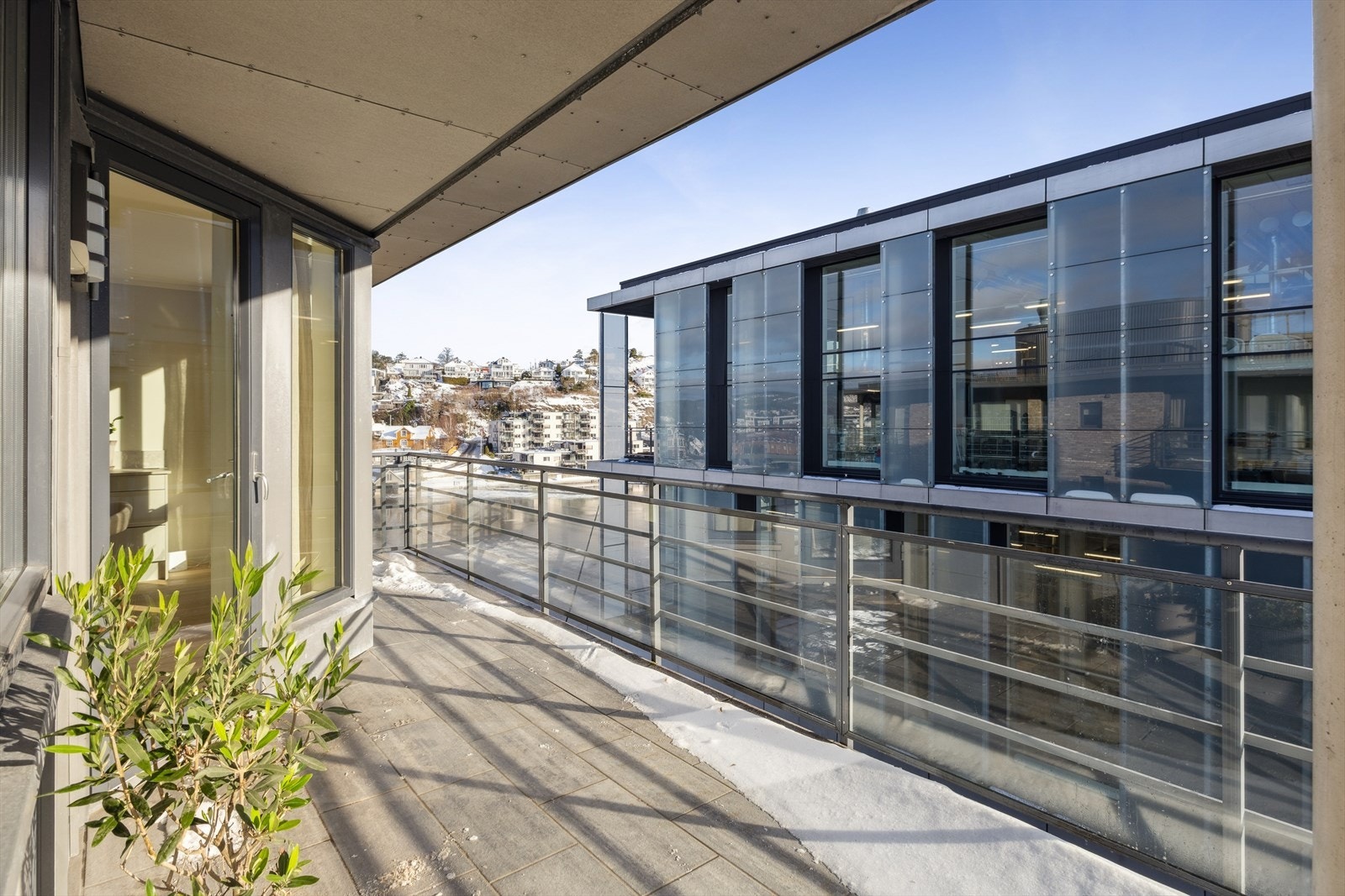 Fra stuen har du direkte utgang til en syd-vestvendt balkong på hele 17 kvm, som fungerer som en forlengelse av stuearealet store deler av året. Galleribilde