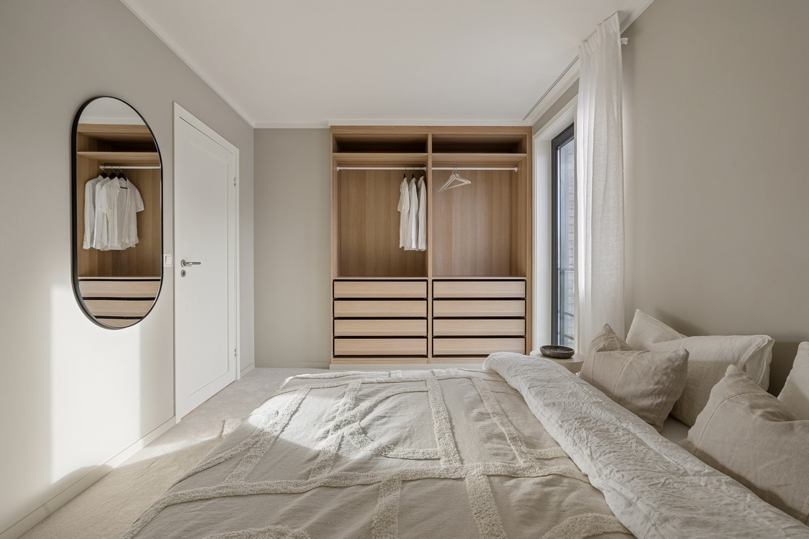 Soverommet er innredet med en åpen garderobeløsning som kombinerer både skuffer og praktiske opphengsløsninger. Det hele gir et rom som oppleves luftig, funksjonelt og svært behagelig å oppholde seg i. Galleribilde