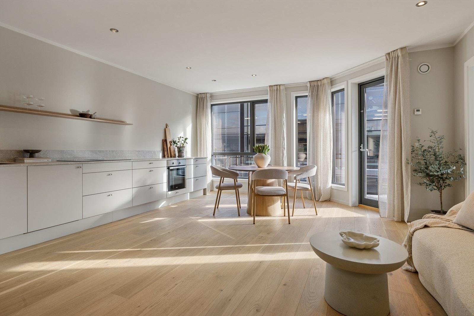 Den åpne planløsningen skaper en harmonisk overgang mellom sonene og gir en svært god romfølelse, samtidig som møbleringsmulighetene er gode. Galleribilde