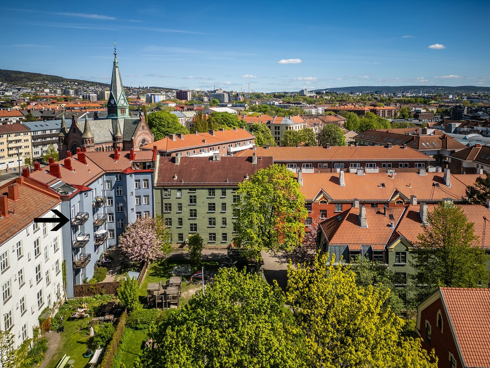 Leiligheten ligger i en ærverdig bygård fra 1899 og har nydelig utsyn mot flotte grøntområder på begge sider. Se svart pil på bildet. Galleribilde