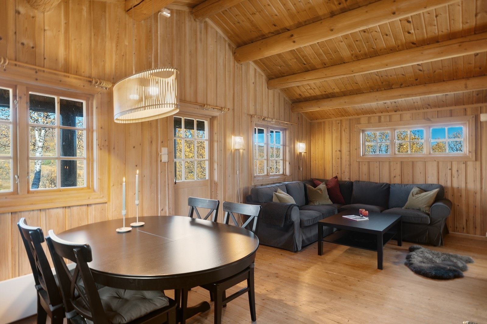 Stua er åpen og romslig med god takhøyde. Galleribilde