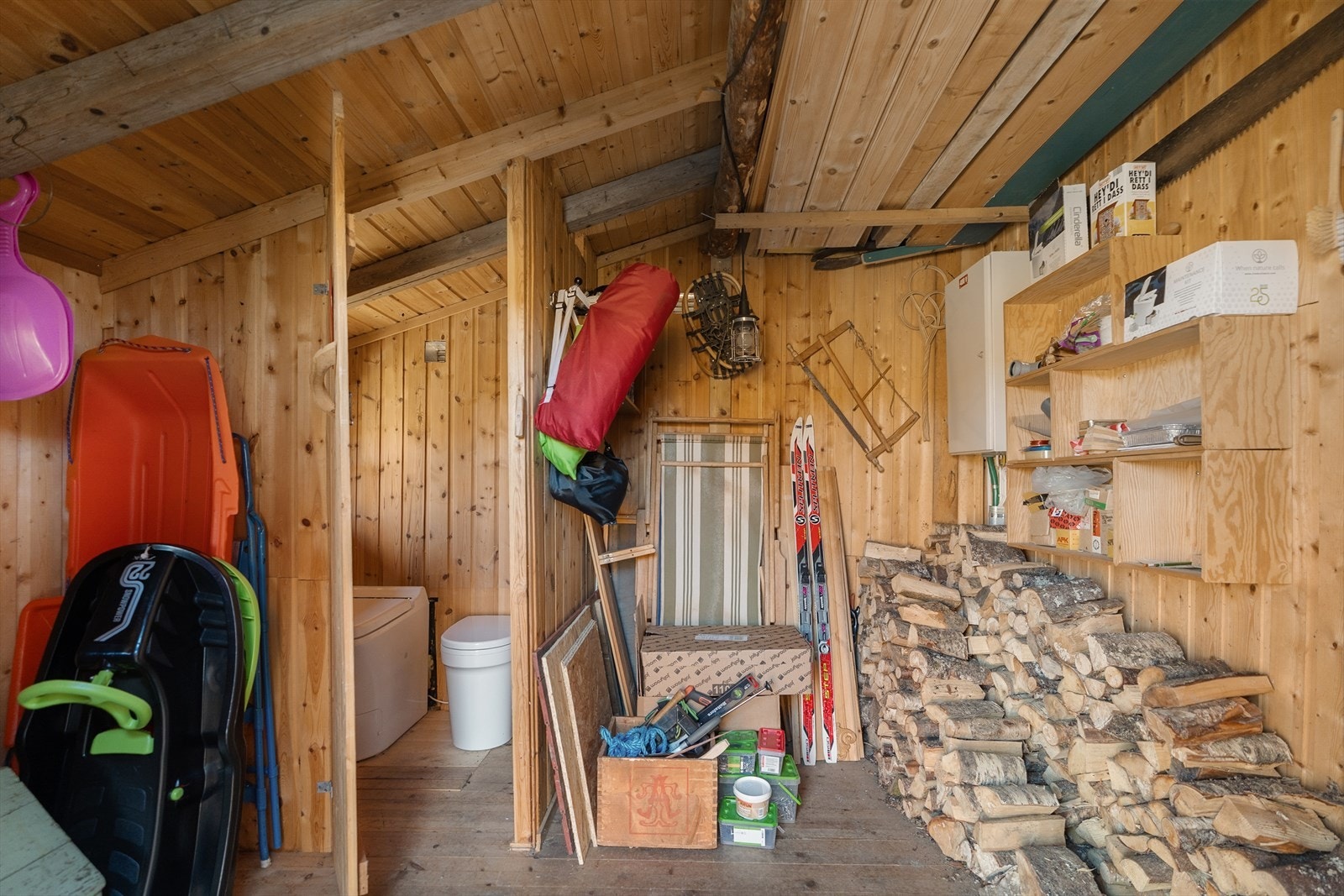 Utstyrsbod og utedo med forbrenningstoalett. Galleribilde