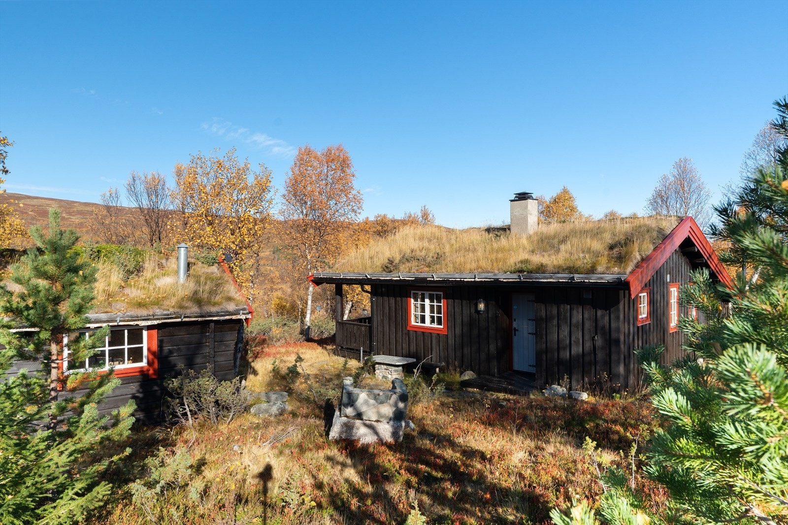 Hytta ligger fint til i Trollheimen med utsikt mot flere kjente topper. På vinterstid er dette et mekka for skiinteresserte med formidable skiløyper like i nærheten. Galleribilde