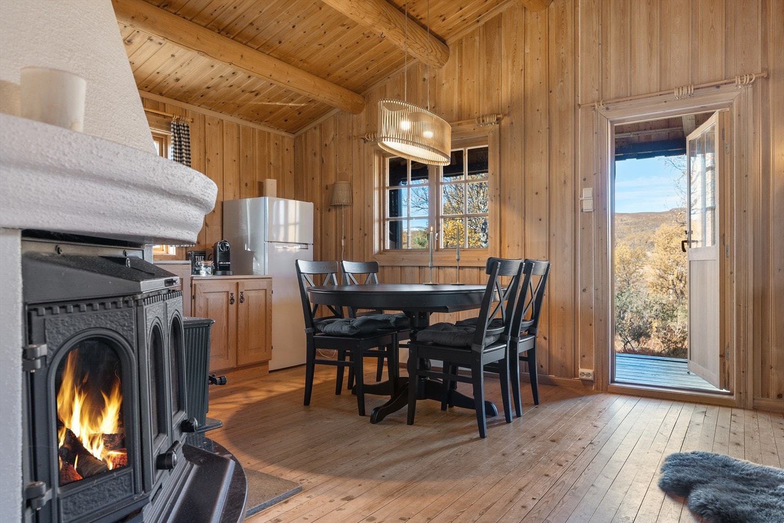 Utgang fra stue til terrasse vendt mot det vakre landskapet i Trollheimen. Galleribilde