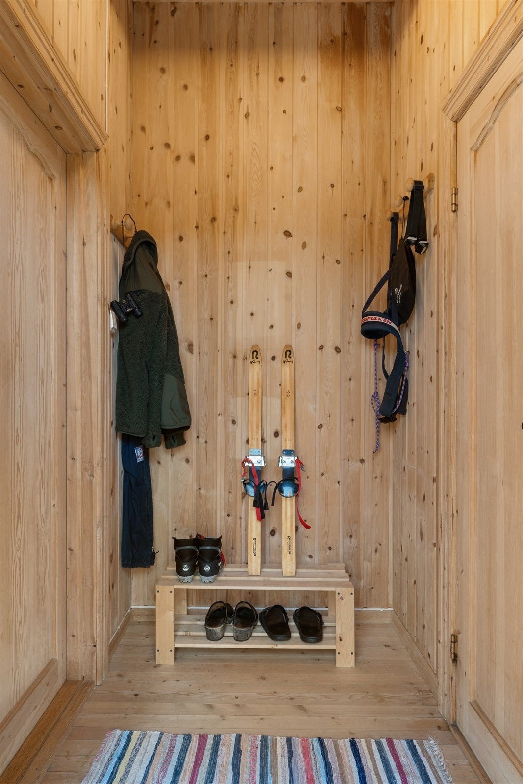 Romslig entré med god plass til å henge fra seg ytterjakke samt sette fra seg sko. Galleribilde