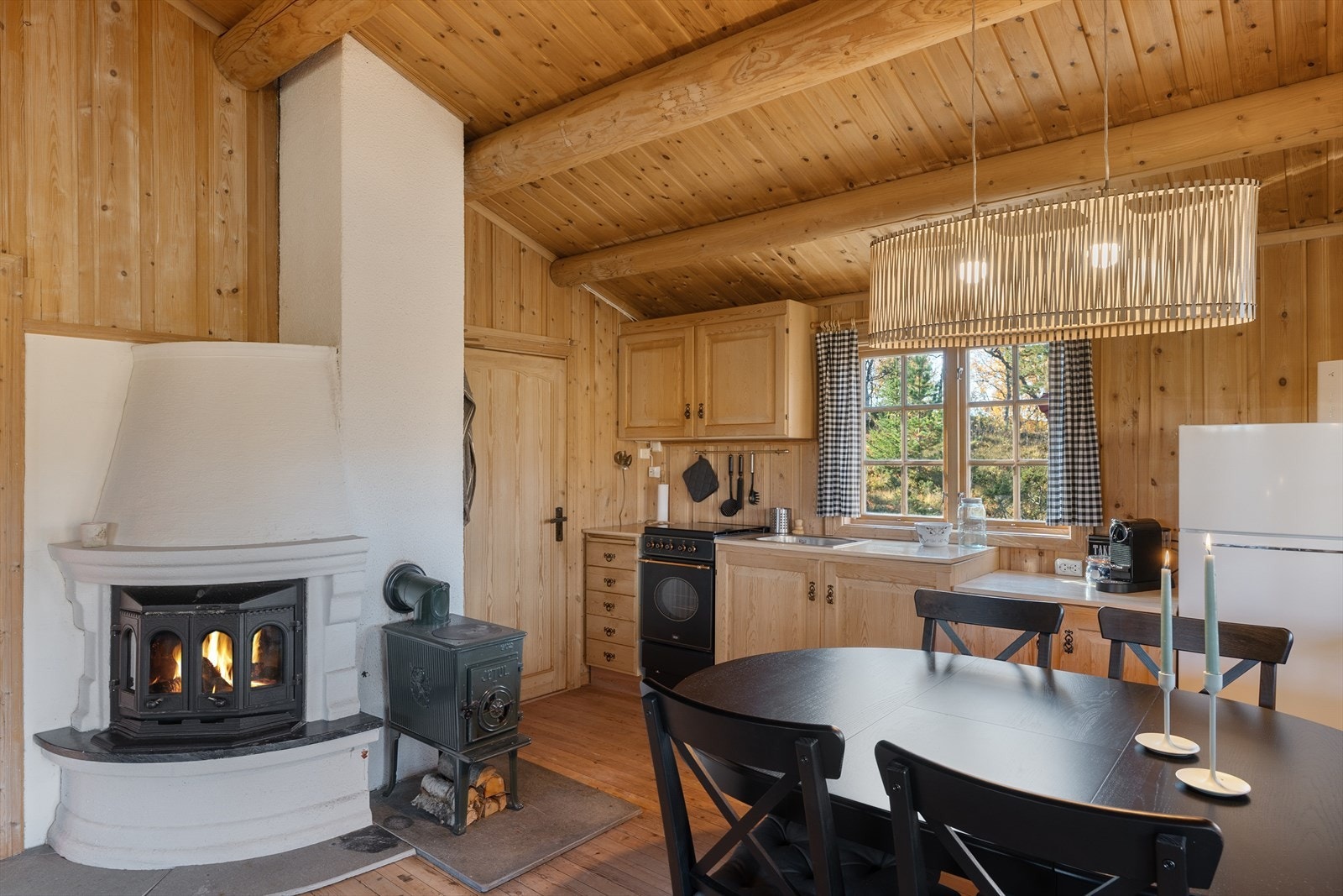 Peisinnsatsen benyttes for oppvarming og hygge. Vedovnen på siden fungerer også fint som kokeplate for eksempelvis snøsmelting for vaskevann. Galleribilde