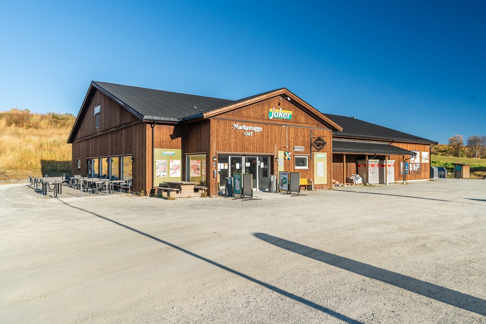 Nærmeste dagligvare er Joker Nerskogen som ligger 5 minutter unna hytta i kjøreavstand . Galleribilde