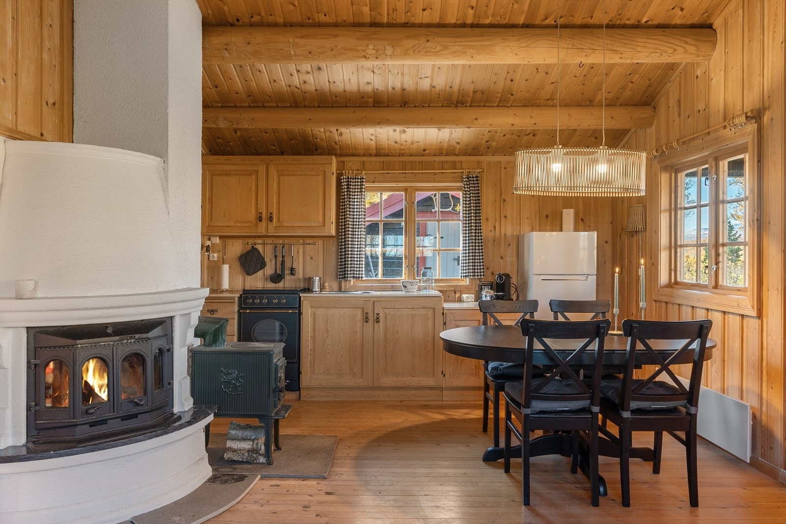 Med vedovn og peisinnsats er den perfekte hyttestemningen fremtredende. Galleribilde