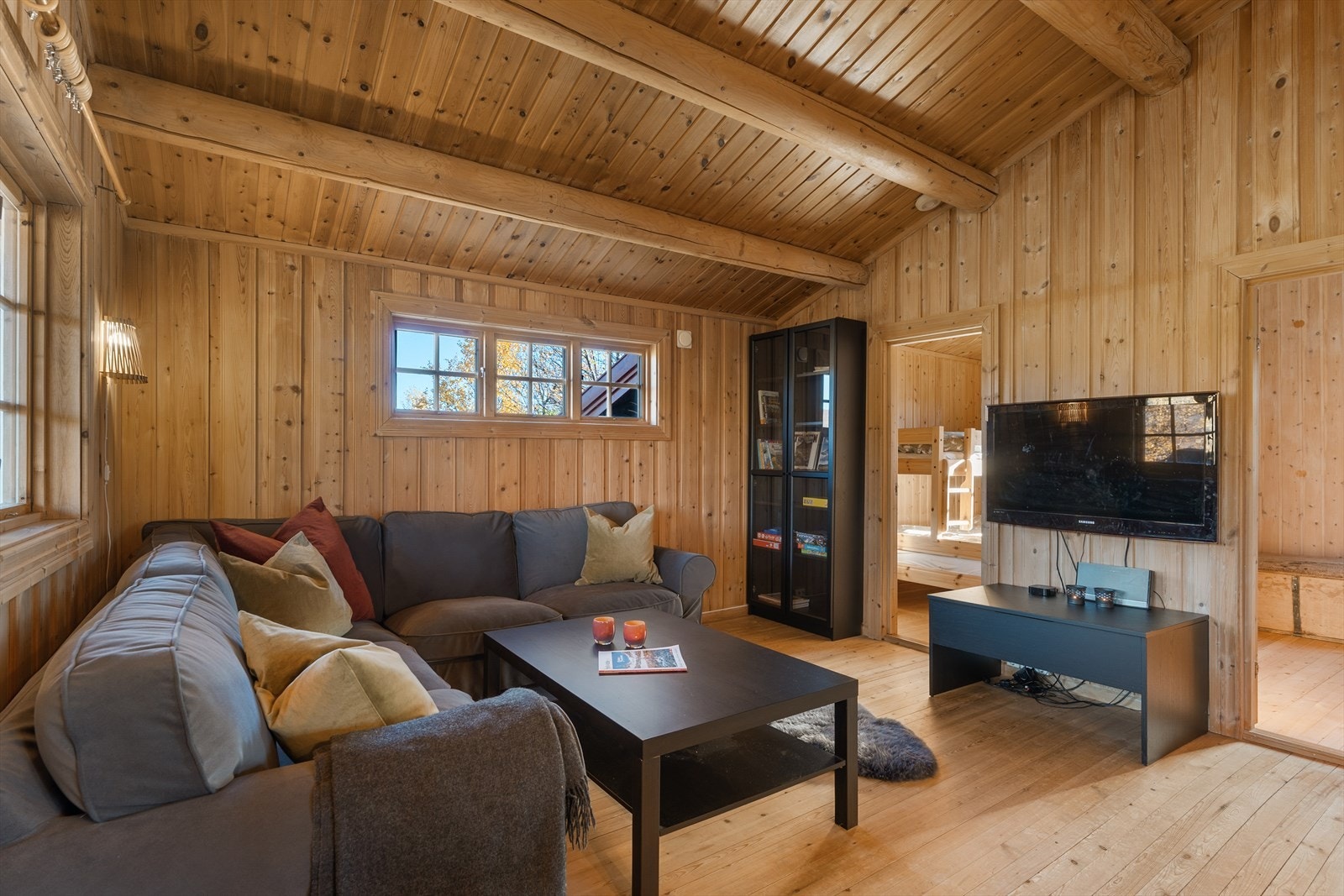 Det er lagt inn strøm, og vann til hytteveggen. Galleribilde