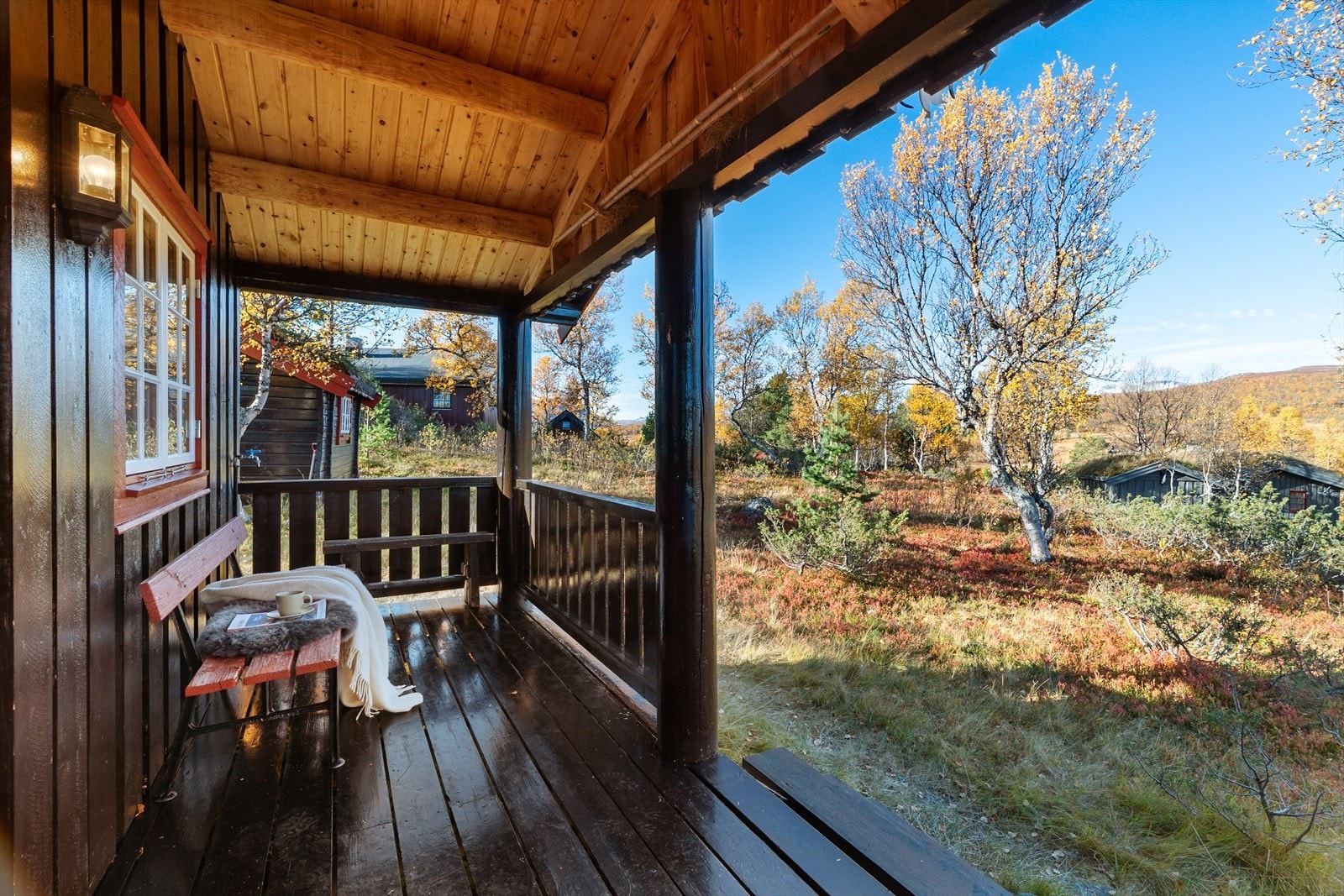 Fra terrassen høres kun elvebruset fra Minilla. Dette er vakre og rolige omgivelser å nyte morgekaffen på før du legger ut på en skitur. Galleribilde
