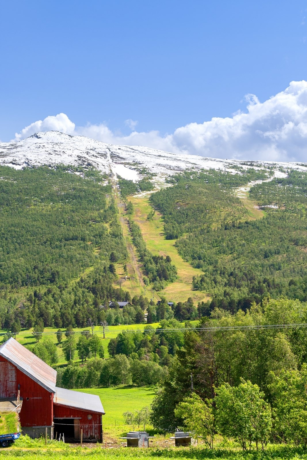 Det er kort veg til Nerskogen Skisenter med 3 heiser med varierte nedfartsløyper, langrennsløyper, skiutleie, en trivelig kafeteria og overnattingsmuligheter. Galleribilde