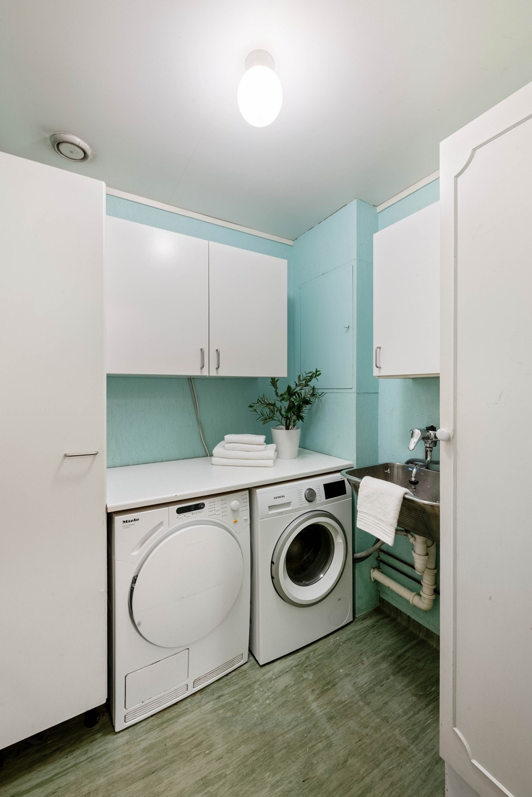 Vaskerom med både plass til tørketrommel og vaskemaskin Galleribilde