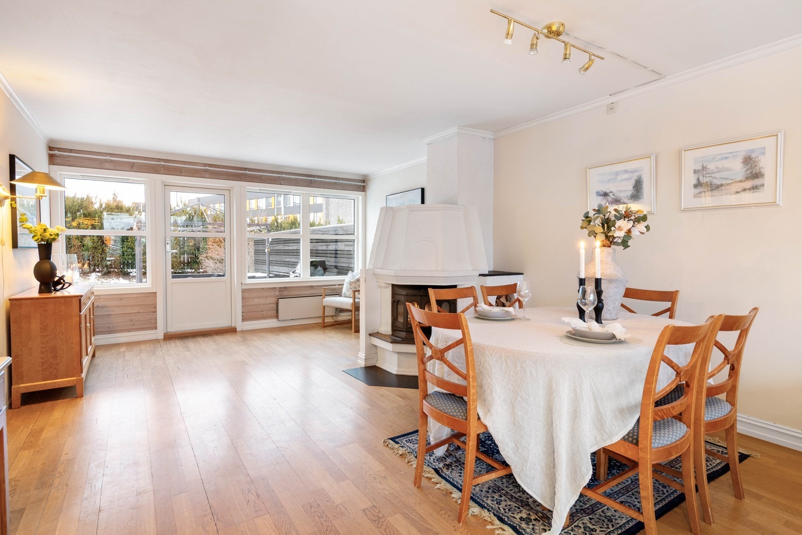 Peisovn for kalde vinterdager i stuen Galleribilde