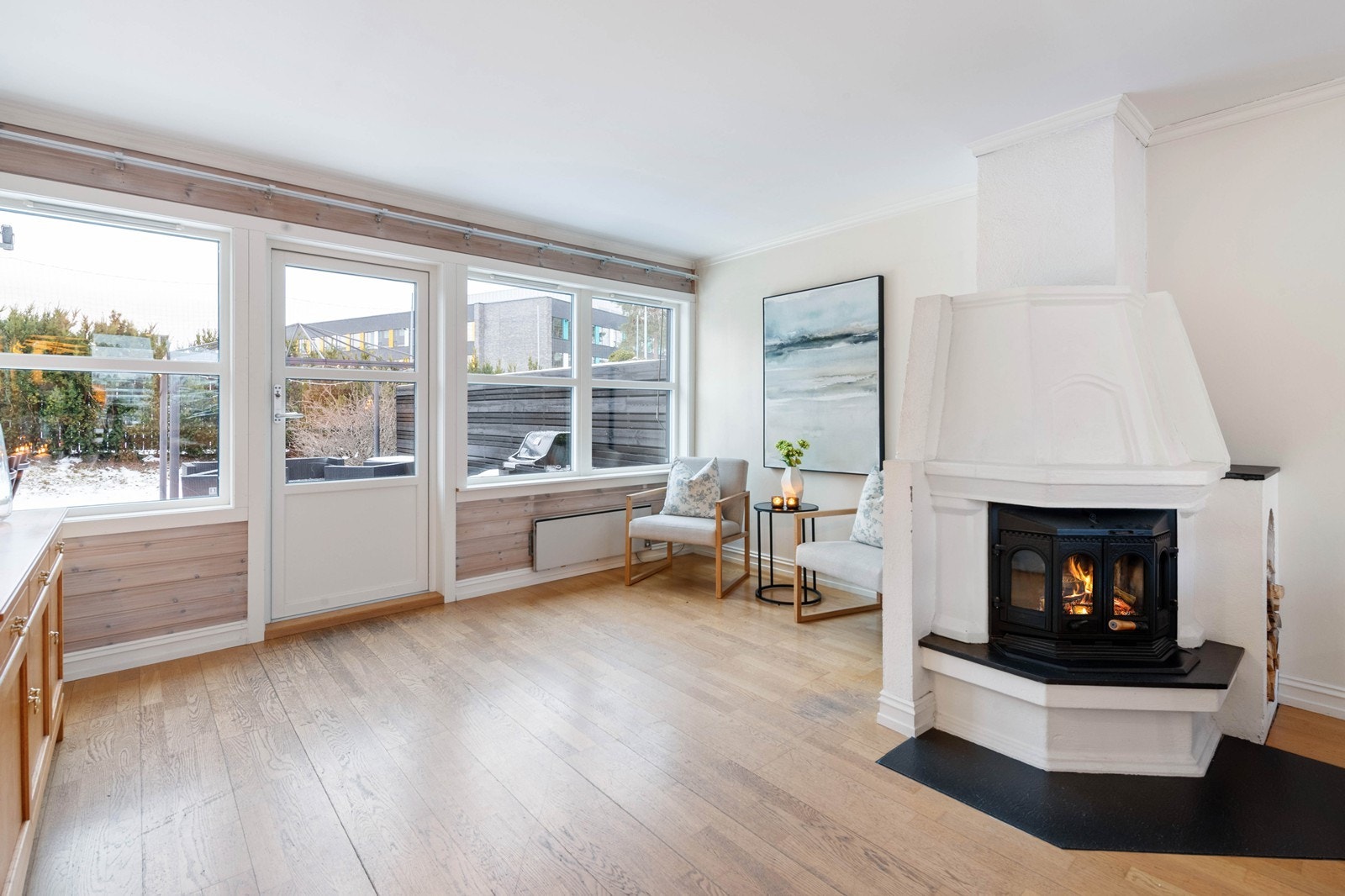 Utgang til stor og solrik terrasse fra stue Galleribilde