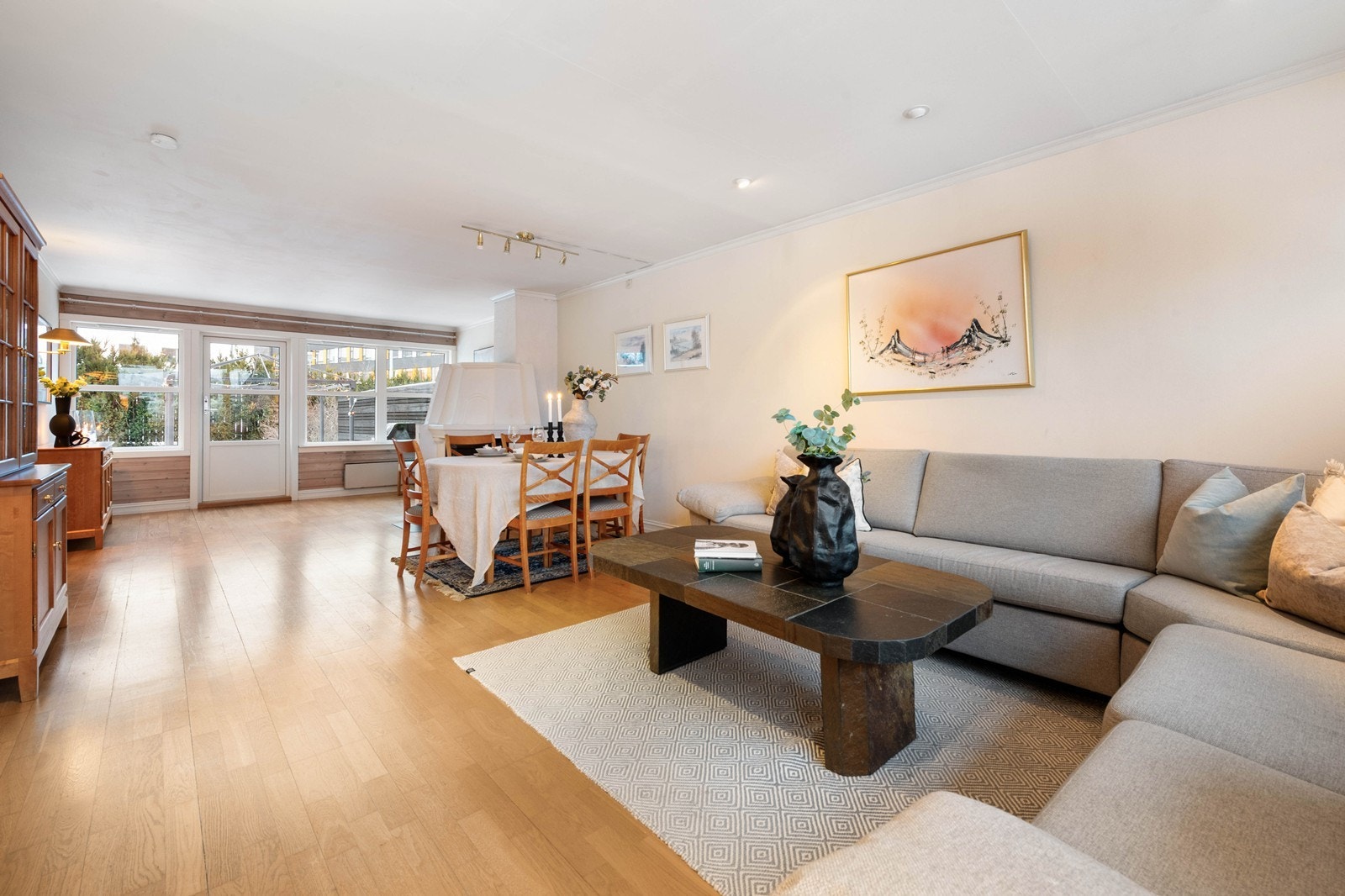 Lys og hyggelig stue med plass til både stue- og spisestueinnredning Galleribilde