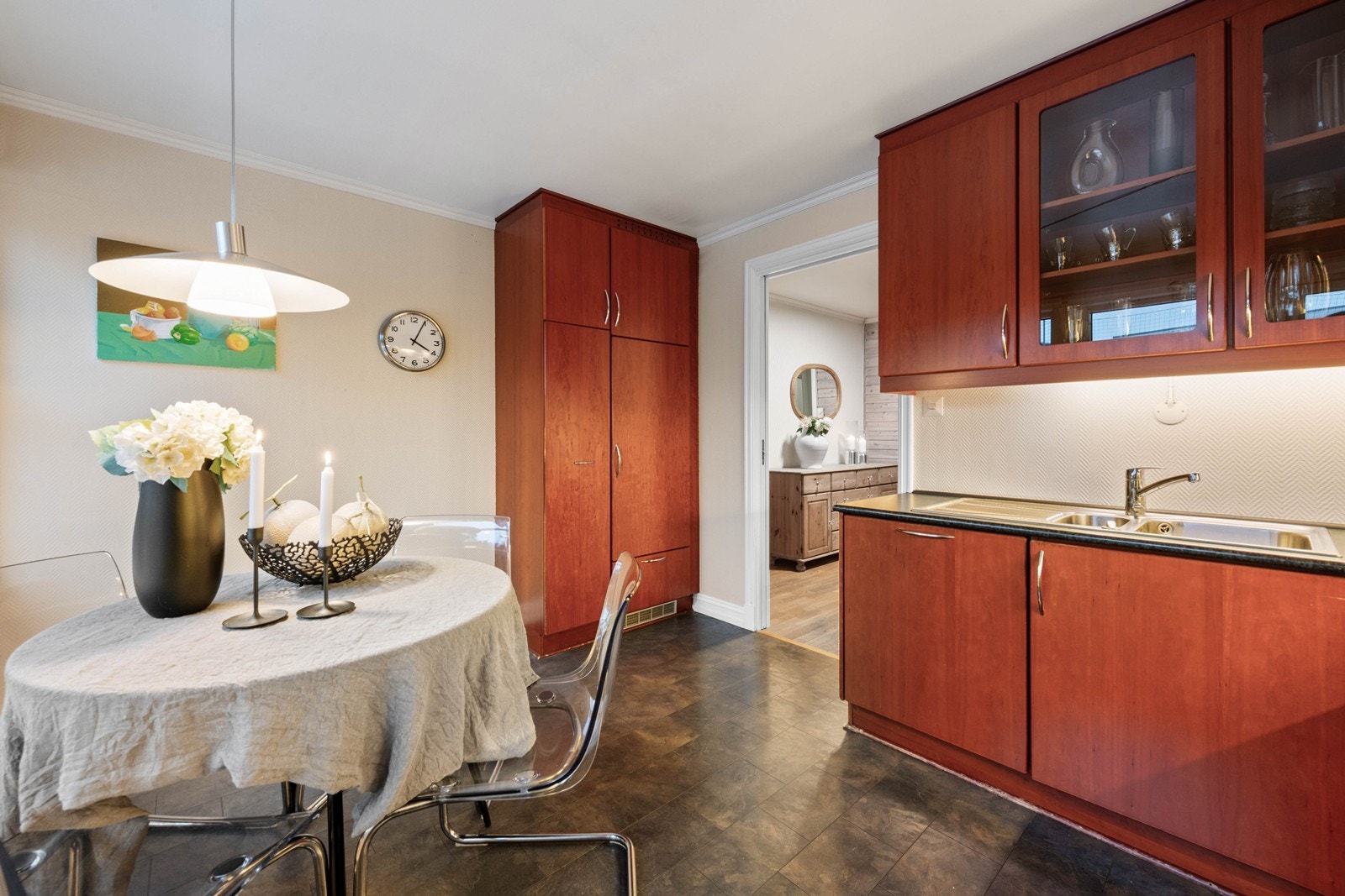 God plass til spisebord på kjøkkenet Galleribilde