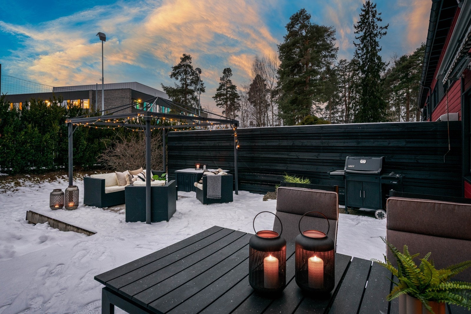 Solrik uteplass med over 50 kvm platting Galleribilde