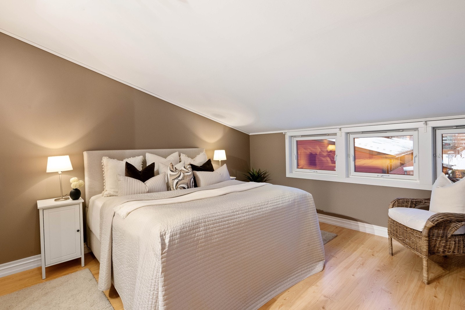 I 2. etasje har man en fin soveromsavdeling med tre soverom, kontor/soverom med alkove og et familiebad Galleribilde