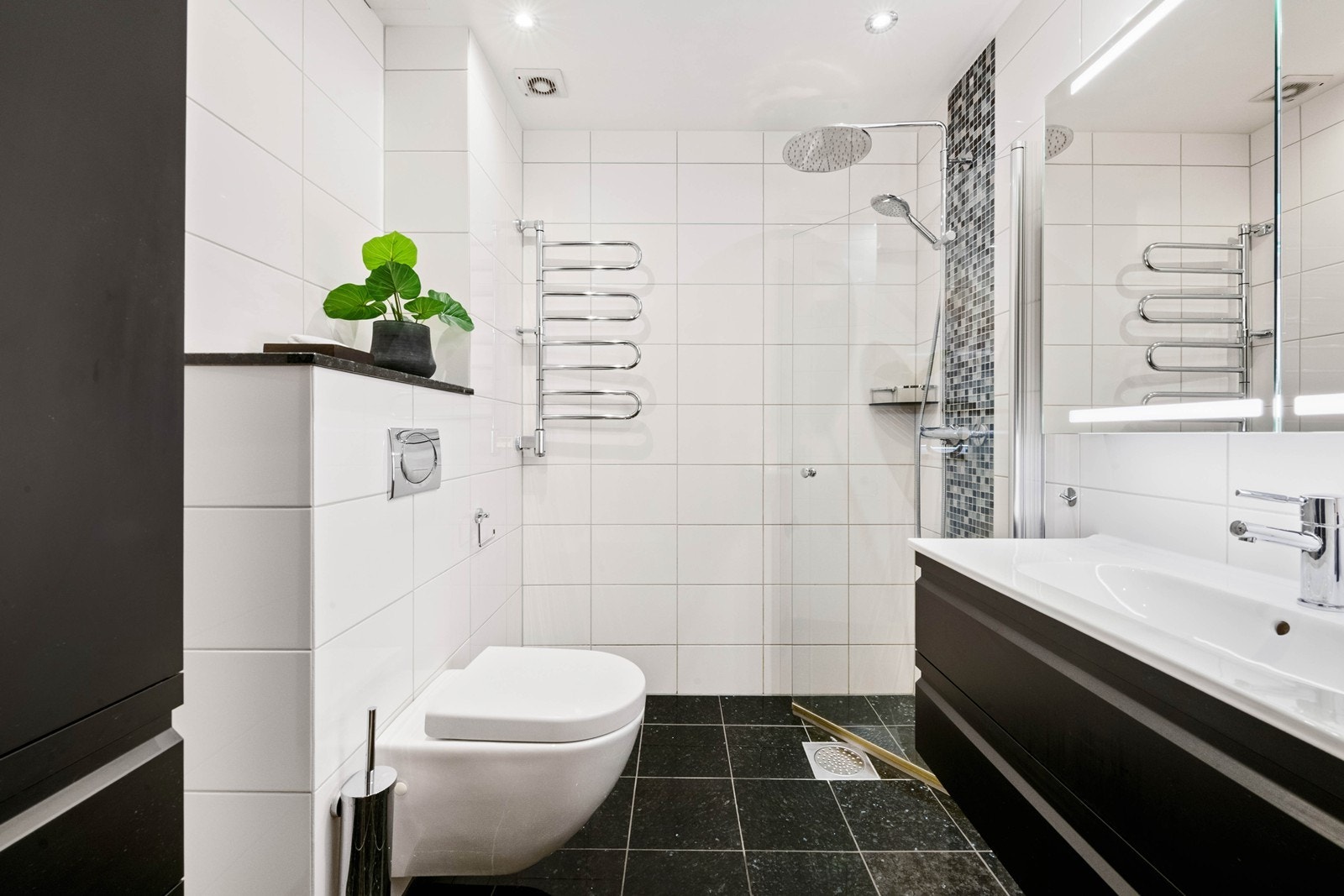 Lyst og pent bad i 2. etasje med elektrisk håndklevarmer Galleribilde